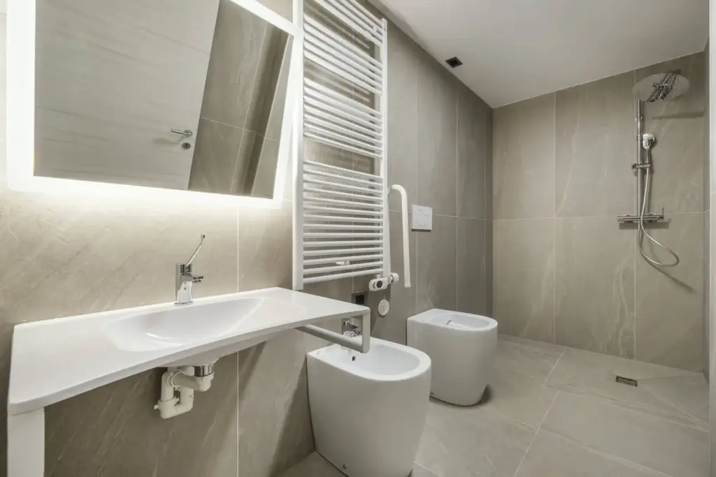 Bagno moderno e luminoso in hotel.