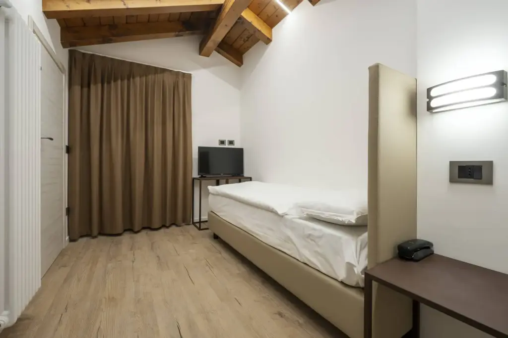 Camera semplice e calda all'Hotel Sorapis