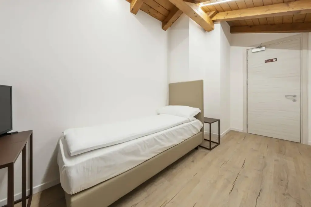Camera con travi in legno a vista.