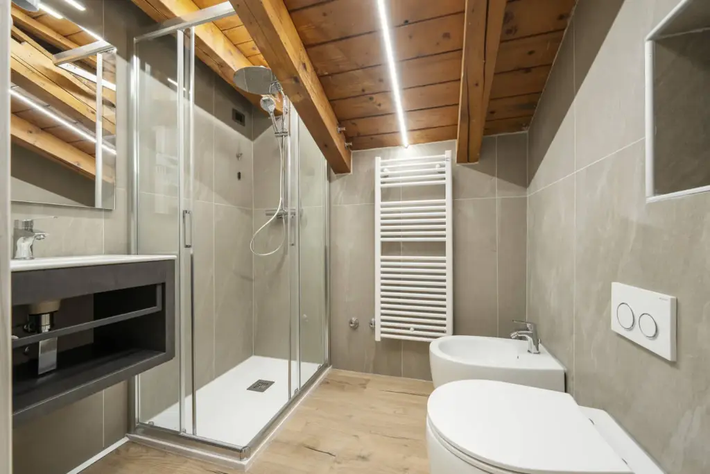 Elegante bagno mansardato moderno