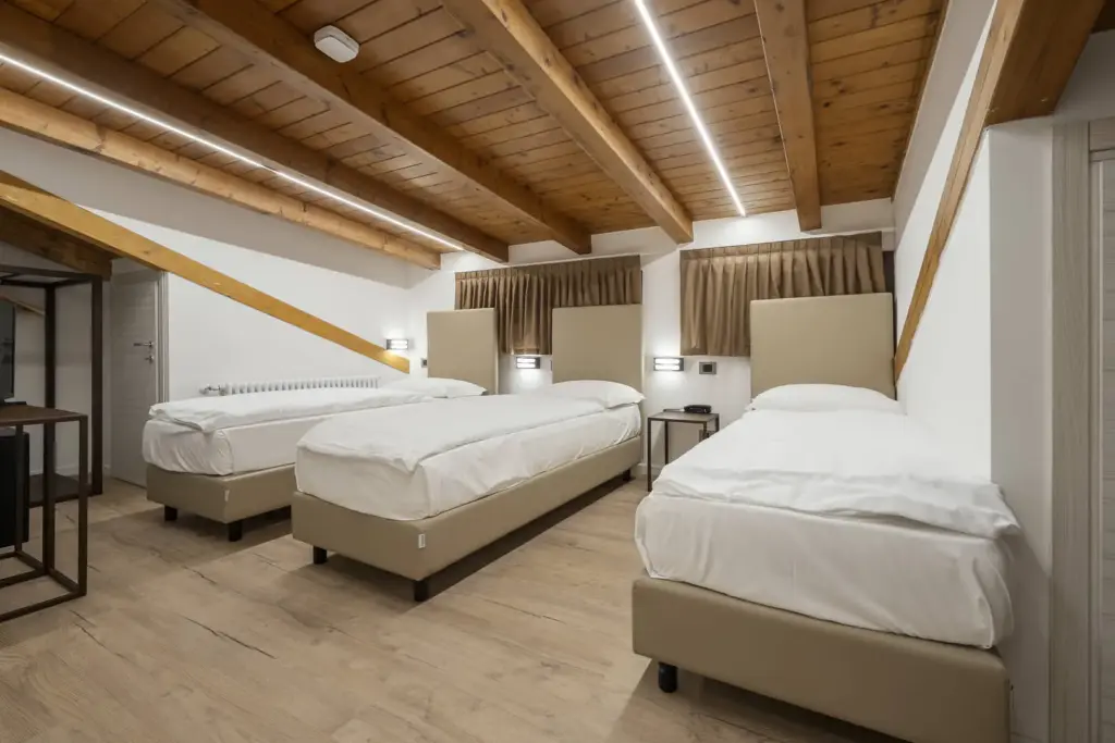 Camera accogliente con soffitto in legno.