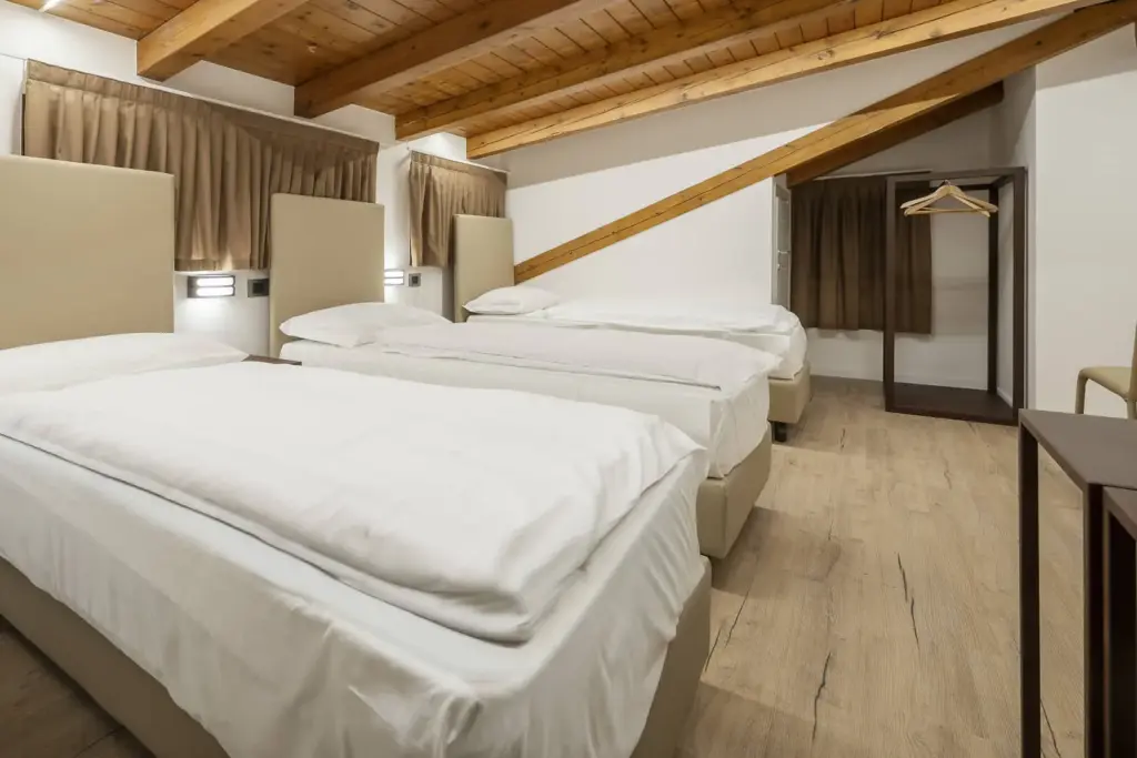 Camera accogliente con soffitto in legno