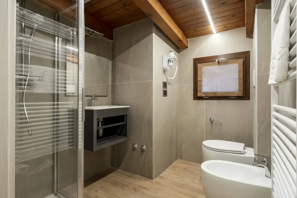 Bagno accogliente e moderno in hotel.