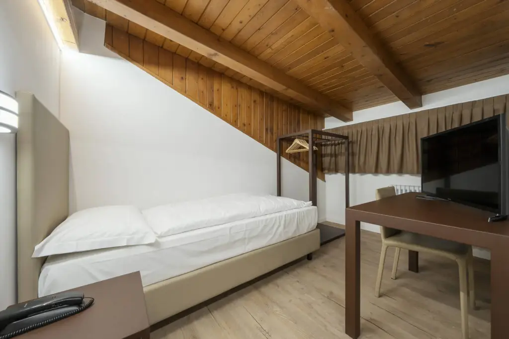 Camera mansardata con letto singolo confortevole