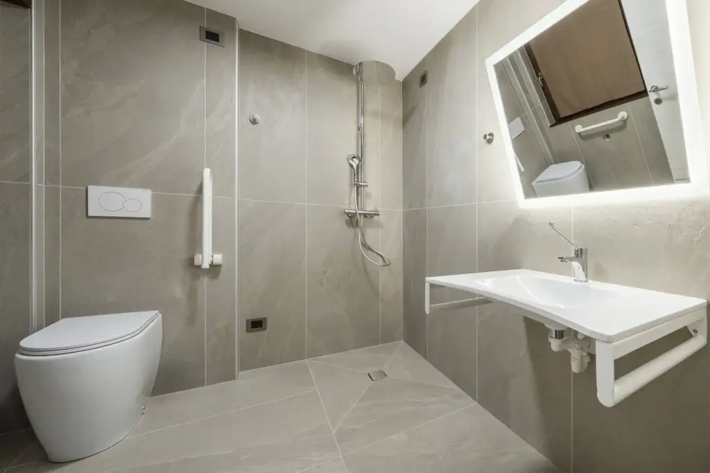 Bagno elegante e accessibile in hotel