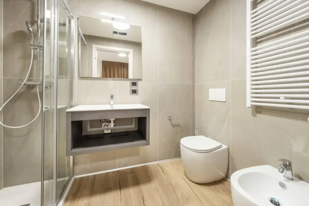 Moderno bagno beige e legno