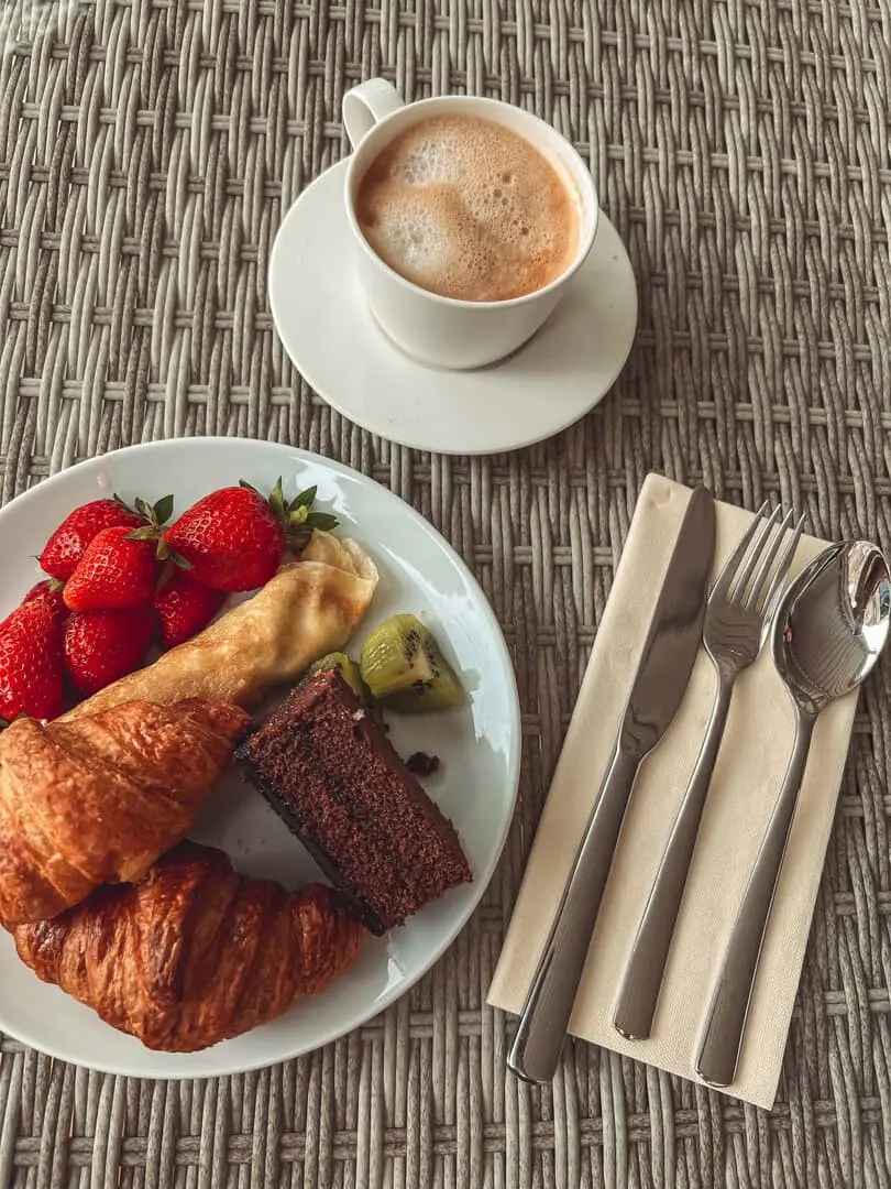 Colazione deliziosa con croissant e cappuccino