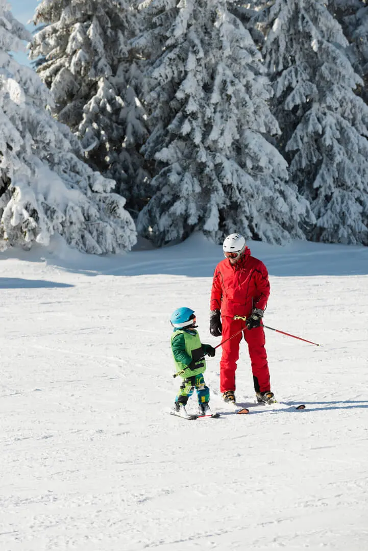 Padre e figlio sulle piste innevate