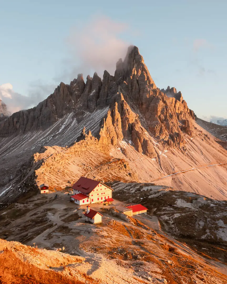 Rifugio tra le vette dolomitiche al tramonto